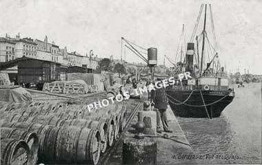 Le bateau Navarre à quai à Bordeaux sur une carte postale de 1900