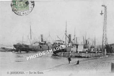 Les cargos à quai en carte postale de 1900 de Bordeaux
