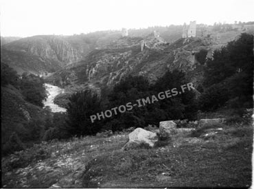 Les anciennes ruines au village de Crozant et la Sédelle