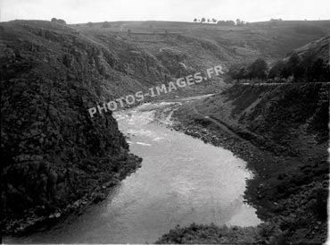 La Creuse, photo ancienne prise en amont des ruines du chateau à Crozant