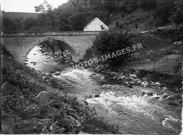 Vieux pont sur la Sédelle à Crozant en 1910