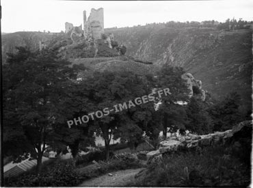 Au dessus des arbres apparaissent les anciennes ruines