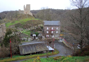 Au dessus d'un hôtel apparaissent les anciennes ruines