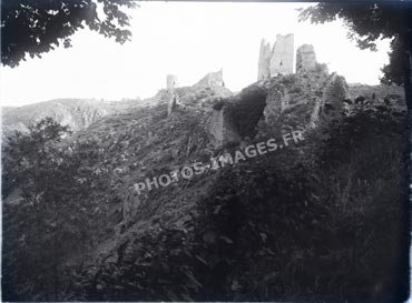 Les vieilles ruines vues depuis la route