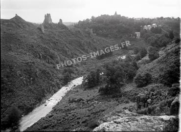 Photo ancienne des vieilles ruines du chateau et du village