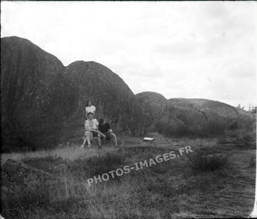 Photo ancienne  des pierres jaumâtres à Toulx-Sainte-Croix