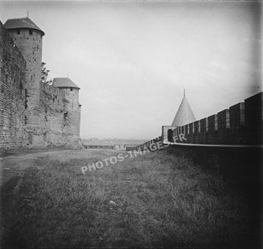 Le chemin de ronde et les remparts de Carcassonne en 1910