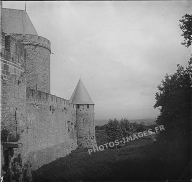 Un autre chemin de ronde et les remparts de Carcassonne en photo ancienne de 1910