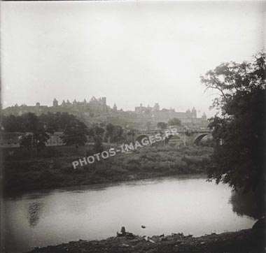 Vue d'ensemble de Carcassonne avec l'Aude en 1910