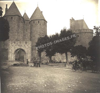 Une porte de Carcassonne au début du siècle en photo ancienne de 1910