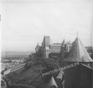 Les toits et les tours de Carcassonne au début du siècle en photo ancienne de 1910