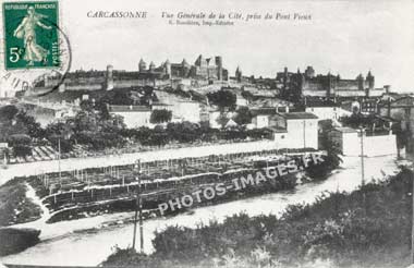  Le Pont Vieux et les tours et les remparts de Carcassonne vus de l'Aude