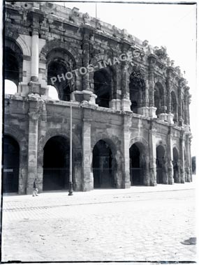 Vue ancienne de l'extérieure des arènes de Nîmes