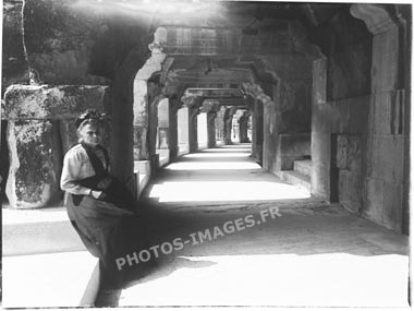 Les anciennes galleries des arènes de Nîmes en 1910