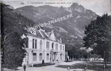 Ancienne photo de l'esplanade des Oeufs aux Cauterets sur une carte postale de 1920