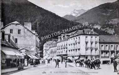 Ancienne photo de la place Georges Clémenceau aux Cauterets sur une carte postale de 1920