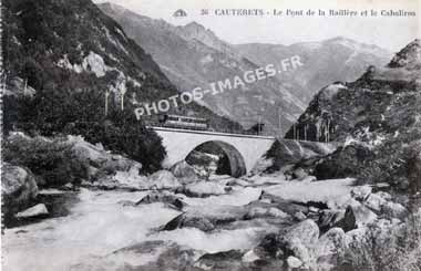 Ancienne photo du pont de la Raillères et le Cabaliros aux Cauterets sur une carte postale de 1920