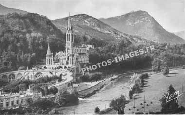 Ancienne photo de la Basilique de Lourdes en carte postale de 1900