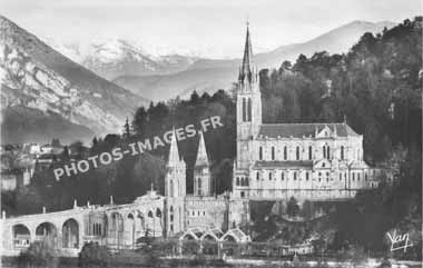 Ancienne photo de la Basilique de Lourdes en carte postale de 1950