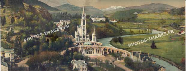 Ancienne photo de la Basilique de Lourdes en panoramique de 1920