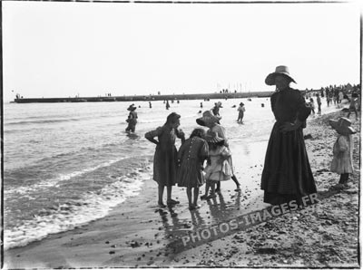 La digue en fond de plage à Palavas en 1910
