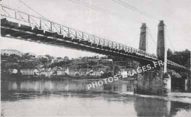 Ancienne carte  postale du pont suspendu d'Auvillars en 1900