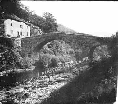 Ancienne photo du pont sur Tarnon à Florac dans les gorges du Tarn en 1947
