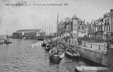 Le port du Croisic vers la poissonnerie en 1920