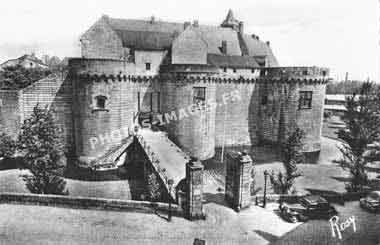 Nantes carte postale de l'entrée du château en photo ancienne de 1950