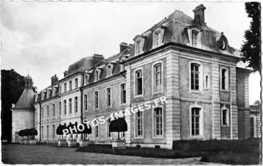 Ancienne photo du collège de Saint-Michel-des-Perrais sur une ancienne carte postale de 1960