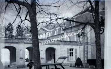 Ancienne photo de l'entrée du collège Saint-Michel-des-Perrais