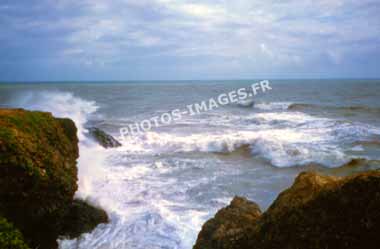 Ancienne photo de la corniche et des vagues sur une diapo de 1960