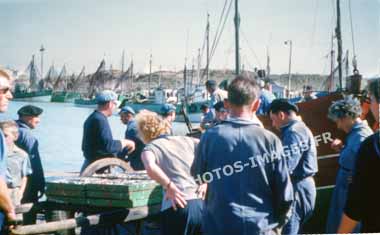 Ancienne photo du marché aux poisson sur une diapo de 1960