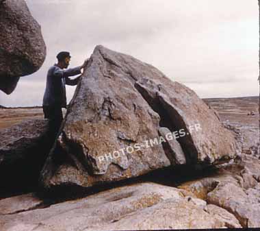 Ancienne photo de la Pierre Tremblante de l'Ile d'Yeu en 1960