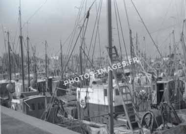 Ancienne photo des thoniers au port de Port Joinville à l'Ile d'Yeu en 1960