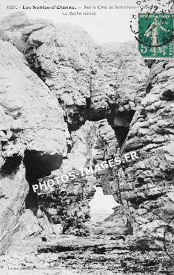 Ancienne photo de la Roche Trouée à Saint-Jean-l'Orbestier en 1900