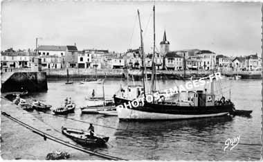 Ancienne photo du port des Sables-d'Olonne en carte postale de 1960