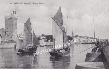 Ancienne photo de l'entrée du port des Sables-d'Olonne en carte postale de 1900