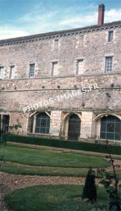 Ancienne photo de l'abbaye de Lieu-Dieu sur une diapo de 1960