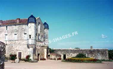 Ancienne photo de l'abbaye de Lieu-Dieu sur une diapo de 1960