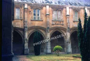 Ancienne photo du cloître de l'évêché sur une diapo de 1960