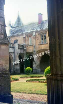Ancienne photo du cloître de l'évêché sur une diapo de 1960
