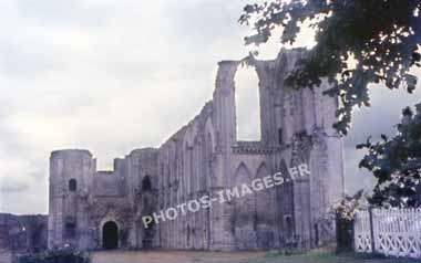 Ancienne photo de la cathédrale de Maillezais sur une diapo de 1960