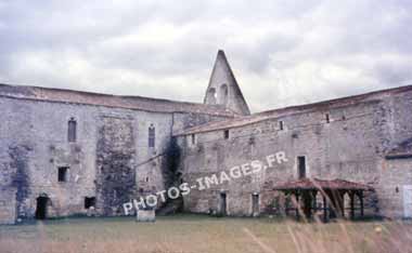 Ancienne photo du refectoire dortoir et la cuisine de l'abbaye de Maillezais sur une diapo de 1960