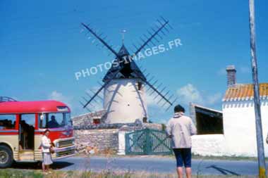 Ancienne photo d'un moulin à vent à Noirmoutier sur une diapo de 1960
