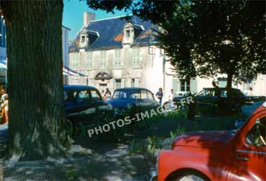 Ancienne photo de la place de Noirmoutier sur une diapo de 1960