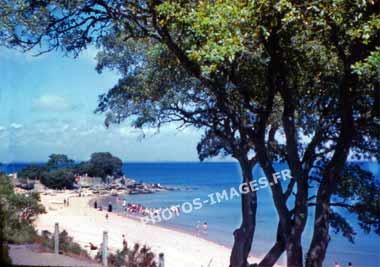 Ancienne photo d'une plage à Noirmoutier sur une diapo de 1960