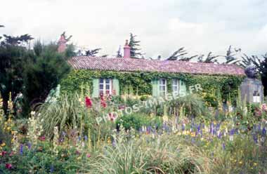 Ancienne photo de la maison de George Clémenceau et le jardin à Saint-Vincent-sur-Jard sur une diapo de 1970 sur une diapo de 1960