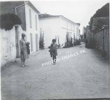 Ancienne photo d'une rue de Talmont-Saint-Hilaire sur une plaque de verre stéréoscopique 4x11cm de 1930
