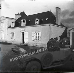 Une Citroen devant une aile du chateau de Sautré, photo anienne des années 30